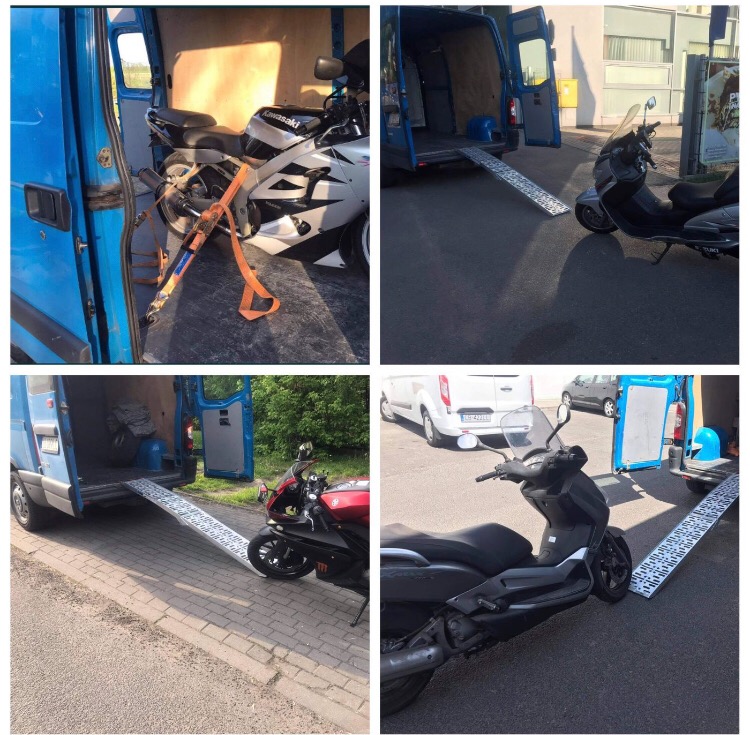Cztery kadry przedstawiające załadunek i transport motocykli busem z rampą: biały Kawasaki zabezpieczony pasami wewnątrz, czarny skuter obok otwartego busa, czerwony motocykl na rampie, czarny...