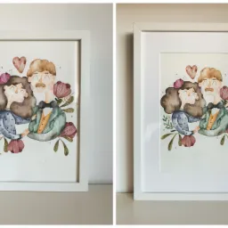 Ilustracja akwarelowa pary w objęciach, otoczonej kwiatami i sercami, oprawiona w białą ramkę, prezentowana z bliska na jasnym tle.