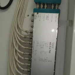 Rozdzielacz sygnału antenowego z podłączonymi kablami koncentrycznymi, widoczne oznaczenia kabli VL, HL, HA, HH, oraz oznaczenia na obudowie rozdzielacza.