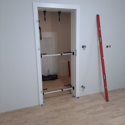 Usługi Budowlane - Rewelacyjna Wymiana Drzwi w Bloku Nowy Tomyśl