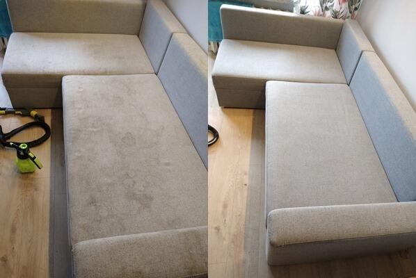 Porównanie przed i po czyszczeniu narożnika tapicerowanego na drewnianej podłodze, z widocznym urządzeniem do czyszczenia tapicerki.