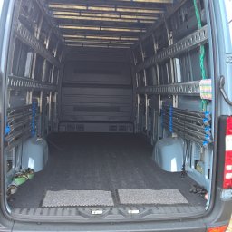 Specjalistyczne wyposażenie do przewozu odzieży w pozycji wiszącej 
(na wieszakach).
9 - poprzeczek /góra. (szer. 155cm)
5 - poprzeczek /dół. (szer 170cm)
5 - porzeczek /pośrednio. (szer 163cm)


