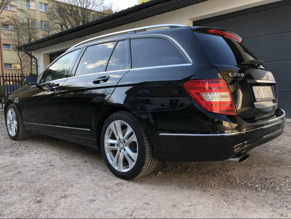 Auto typu kombi do ekspresowych przesyłek, paczek, listów, itp.