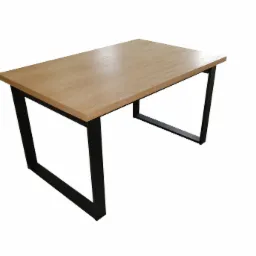 Stół z jasnym blatem drewnianym i czarnymi, metalowymi nogami w kształcie litery U, na białym tle.