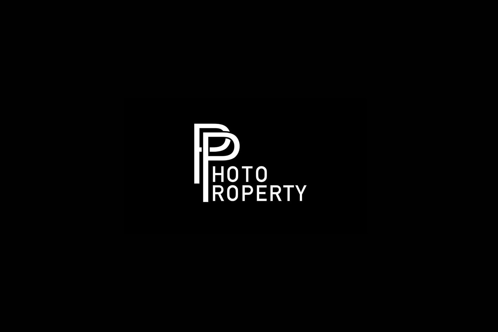 Białe logo Photo Property na czarnym tle.