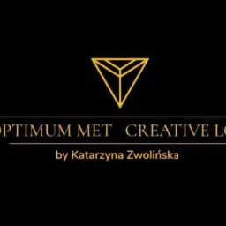 Logo firmy Optimum Met Creative Lo, złoty symbol geometryczny nad nazwą firmy i podpisem Katarzyny Zwolińskiej na czarnym tle.