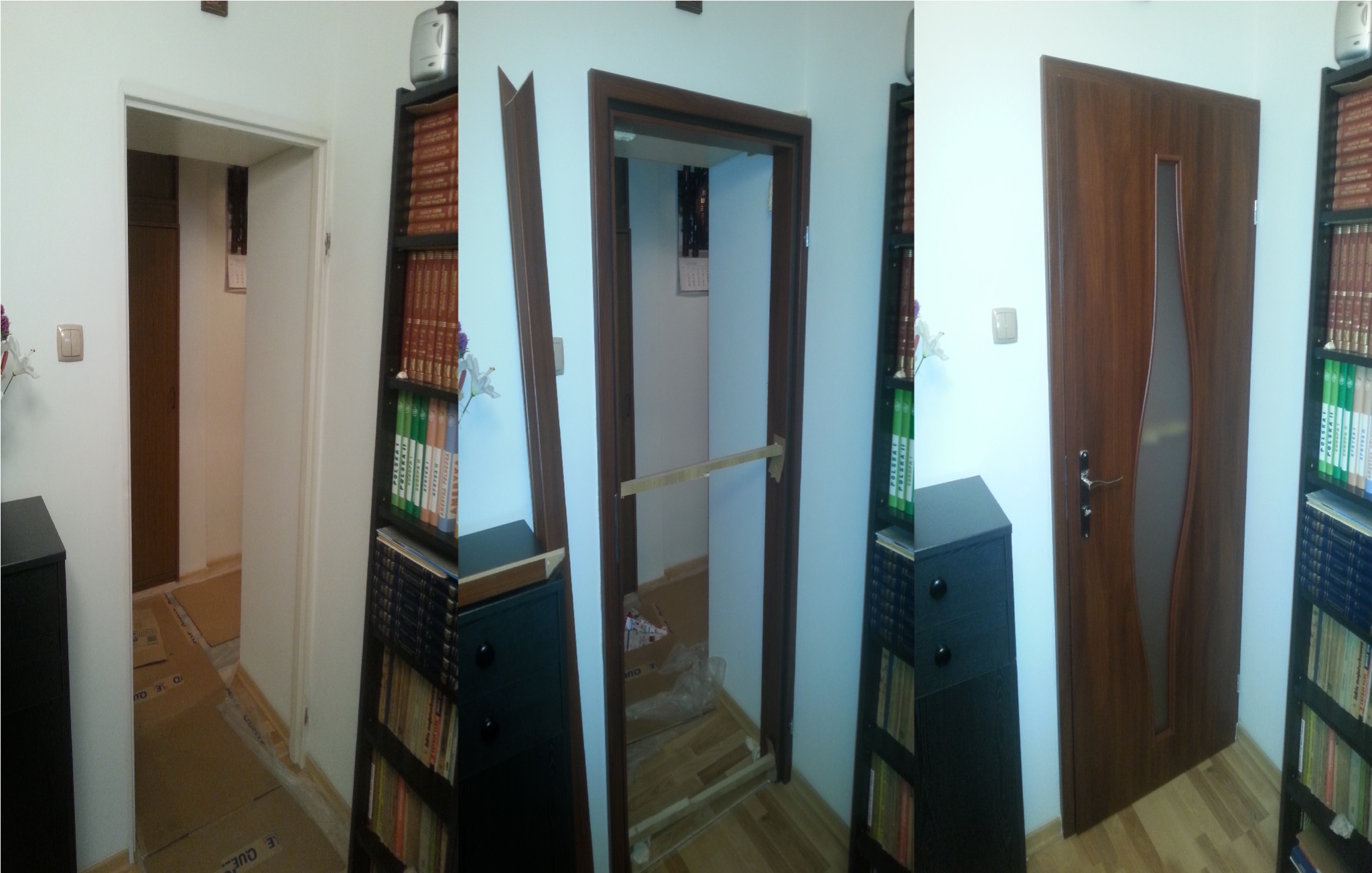 Trzy kadry: przygotowanie do montażu drzwi z zabezpieczeniem podłogi kartonem, ościeżnica z rozpórką, zamontowane drzwi z brązowego drewna z dekoracyjnym, pionowym przeszkleniem i srebrną klamką...