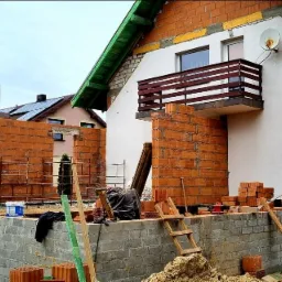 Dobudówka pokoju wraz z dorabianiem tarasu u góry.