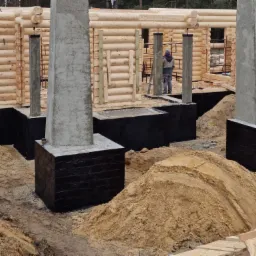 Filary wejściowe do willi z bali syberyjskich.