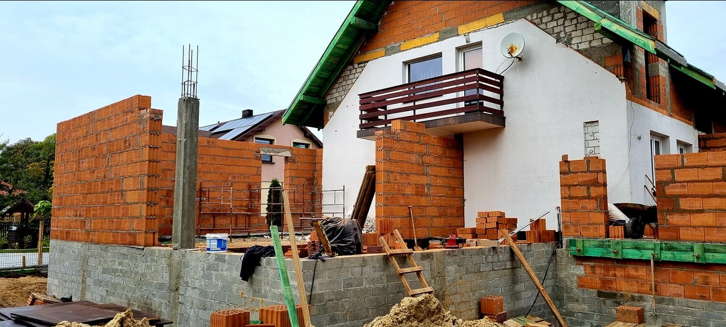 Dobudówka pokoju wraz z dorabianiem tarasu u góry.