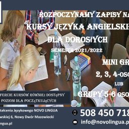 Centrum Kształcenia Językowego NOVO LINGUA - Uczniowie w trakcie lekcji, materiały edukacyjne, butelki wody i pudełko z długopisami na stole, logo Novo Lingua w lewym górnym rogu.