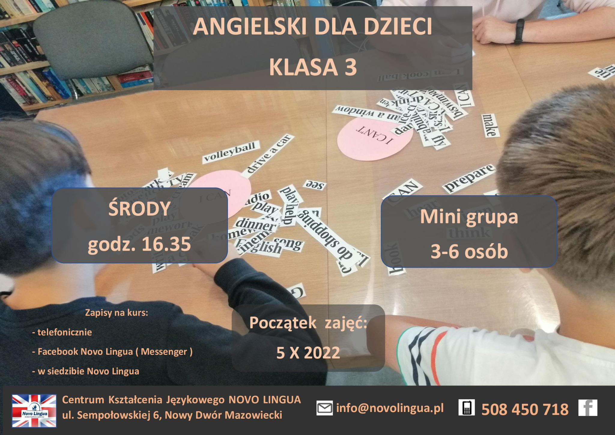 Stół z rozłożonymi wyrazami i hasłami w języku angielskim, uczniowie w trakcie zajęć z angielskiego dla dzieci, reklama kursu językowego Novo Lingua z informacją o zapisach, dniu tygodnia...