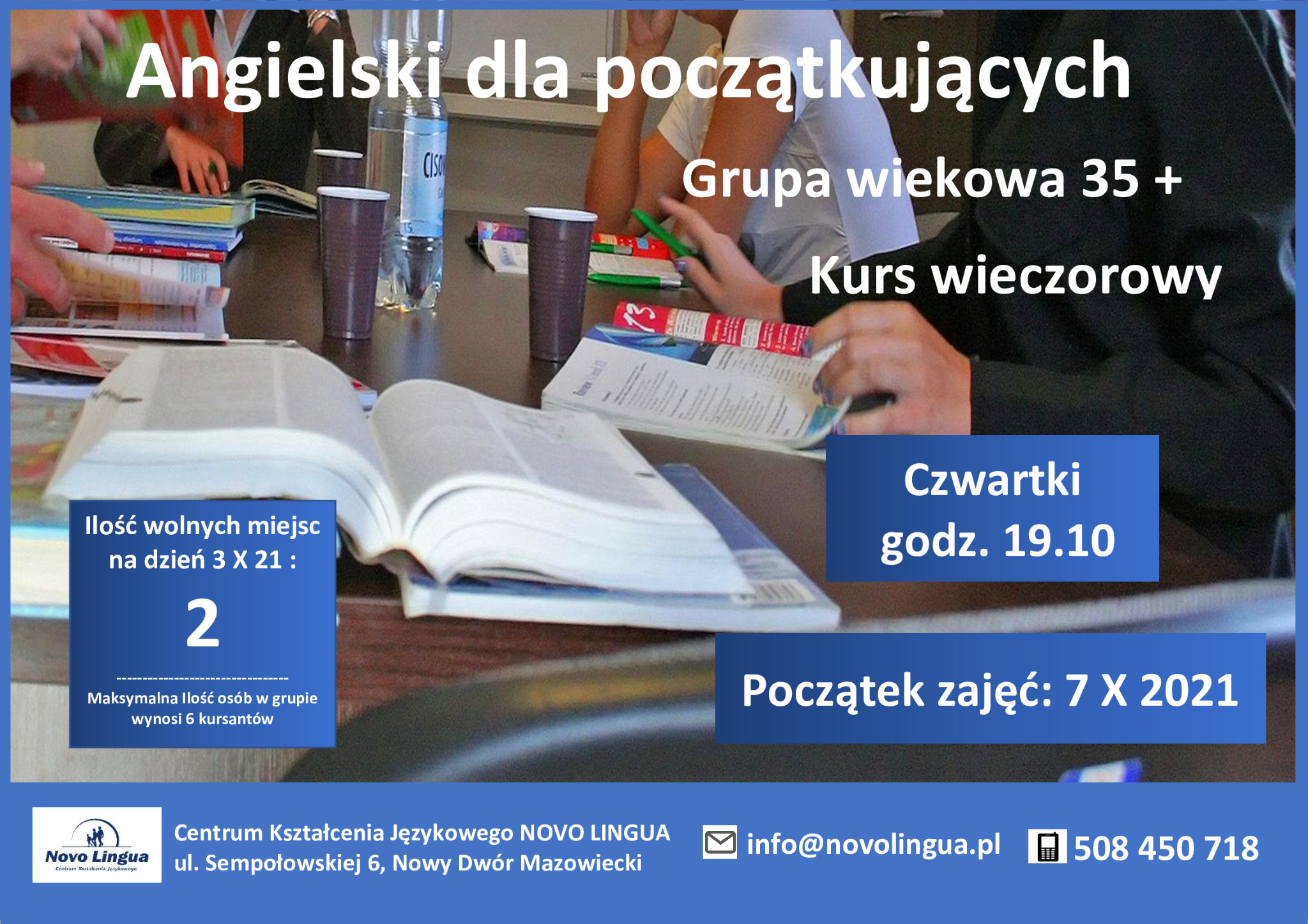 Materiały edukacyjne, woda i napoje na stole w sali lekcyjnej podczas zajęć języka angielskiego dla początkujących, kurs wieczorowy dla grupy wiekowej 35+, Novo Lingua.