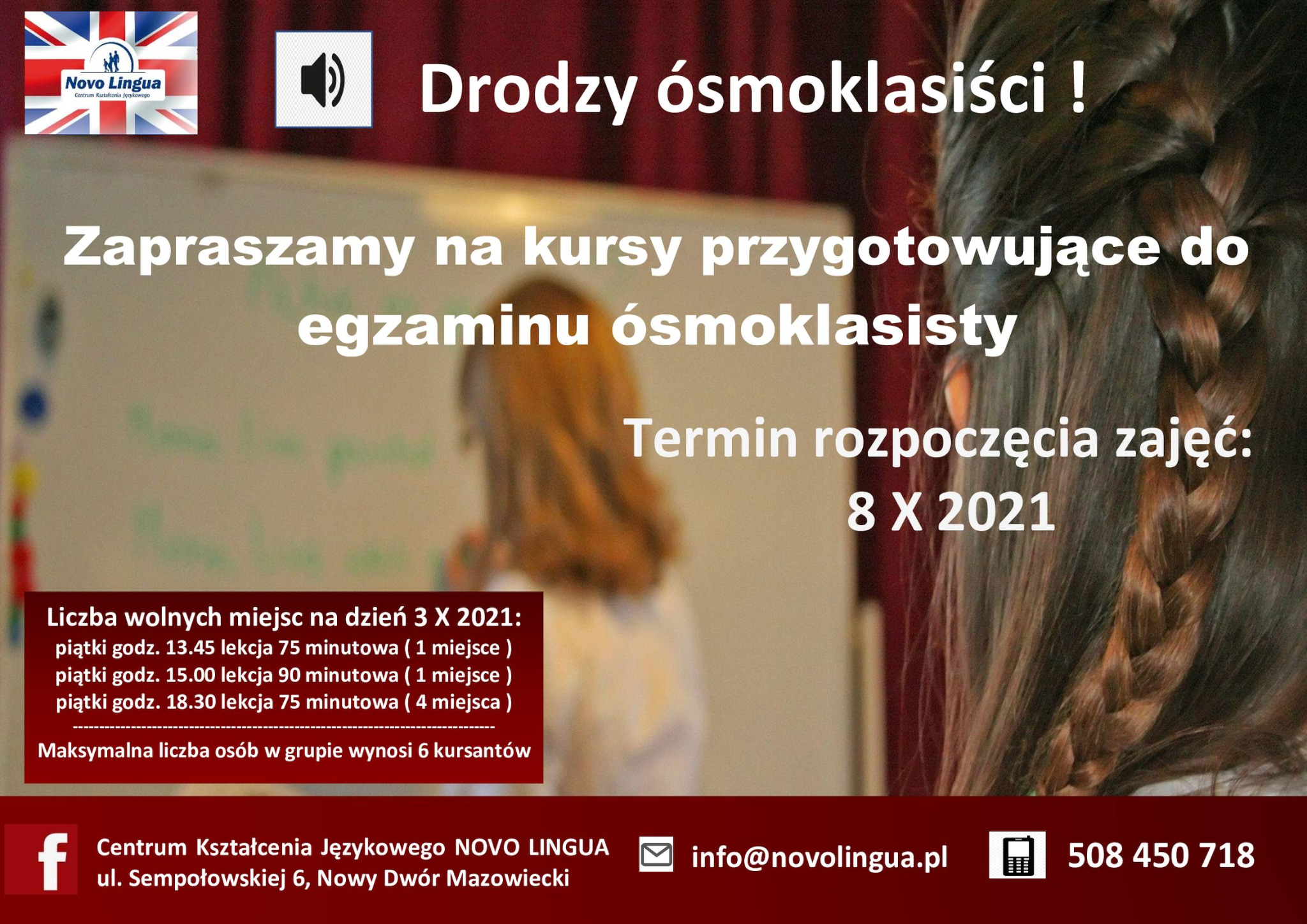 Plakat informujący o kursach przygotowawczych do egzaminu ósmoklasisty w Centrum Kształcenia Językowego Novo Lingua, z podanymi terminami i liczbą wolnych miejsc, na tle czerwonej zasłony...