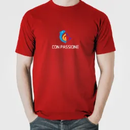 Czerwona koszulka z nadrukowanym, kolorowym logo ptaka i napisem 'CON PASSIONE' na tle neutralnym.