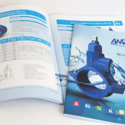Otwarty katalog i broszura firmy ANWOD prezentujące zasuwy z opaską na rury, z widocznymi specyfikacjami technicznymi i grafiką z przepływającą wodą.