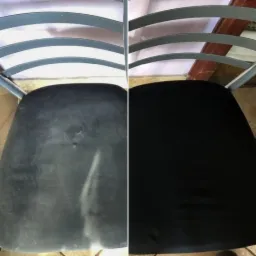 Krzesło biurowe z tapicerowanym siedziskiem, widoczne w dwóch stanach: zabrudzone (po lewej) i po procesie czyszczenia (po prawej), ukazujące wyraźną różnicę w wyglądzie.