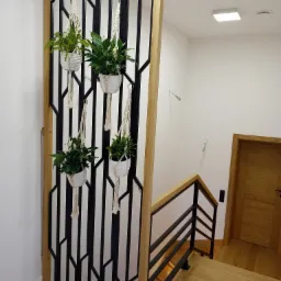 Okładziny schodów betonowych z metalowa balustradą.