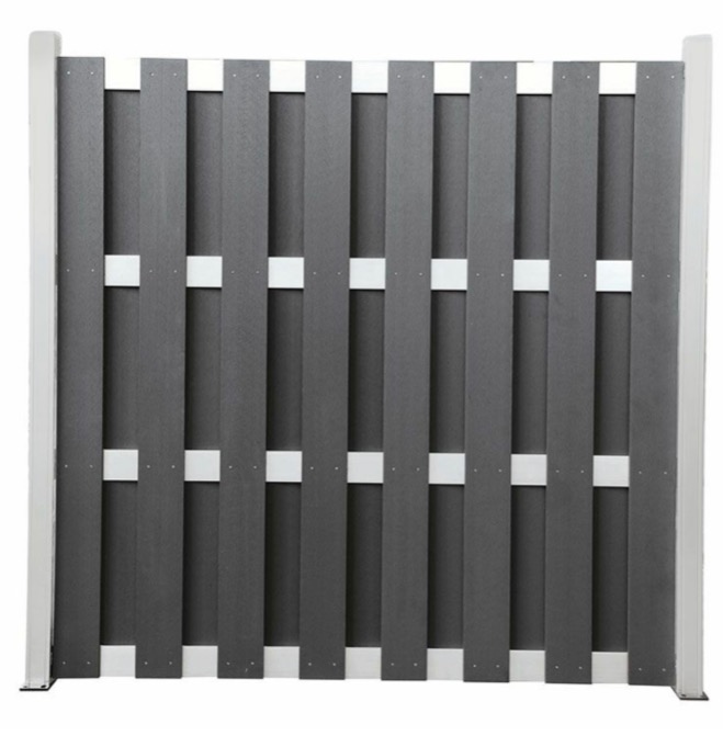 Nowoczesne ogrodzenie z szarych pionowych paneli kompozytowych, połączonych białymi elementami, z metalowymi słupkami po bokach.