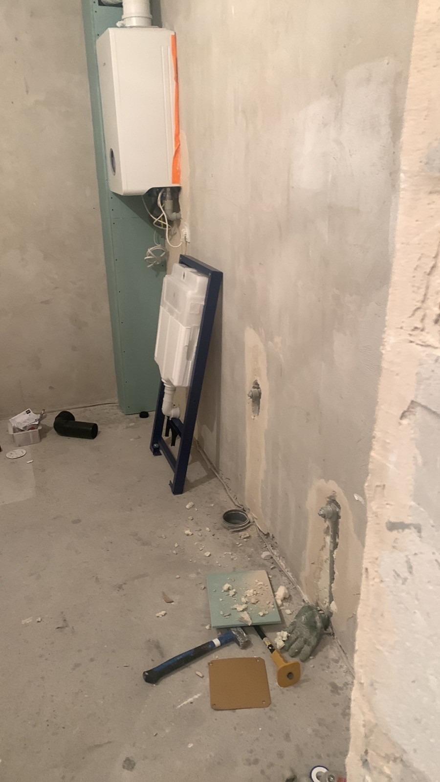 Dom szeregowy. Wykończenie pod klucz, w trakcie remontu.