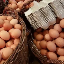 Brązowe produkty w wiklinowych koszach, obok ułożone wytłaczanki na nie