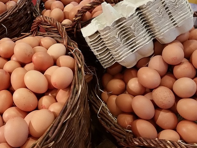 Brązowe produkty w wiklinowych koszach, obok ułożone wytłaczanki na nie