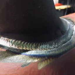 Spoina pachwinowa rury stalowej, widoczne ślady termiczne i struktura spoiny wykonanej metodą MIG/MAG.