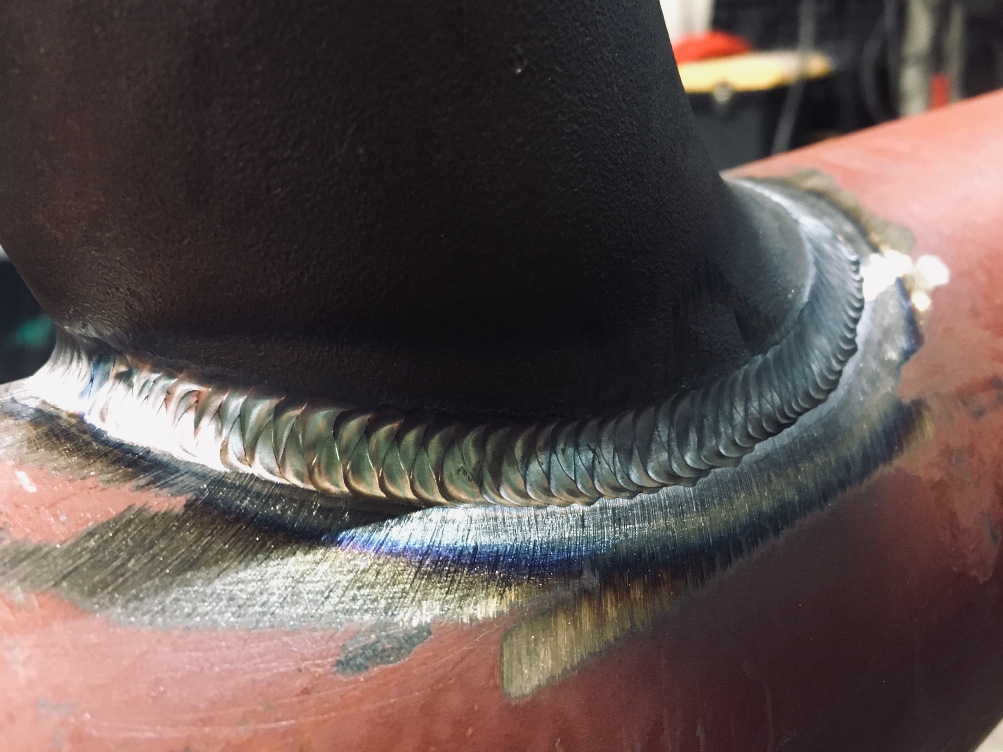 Spoina pachwinowa rury stalowej, widoczne ślady termiczne i struktura spoiny wykonanej metodą MIG/MAG.