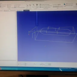 Ekran monitora wyświetlający program CIMCO Edit z widokiem modelu 3D w formie szkieletowej oraz kod G, prawdopodobnie symulacja obróbki CNC.