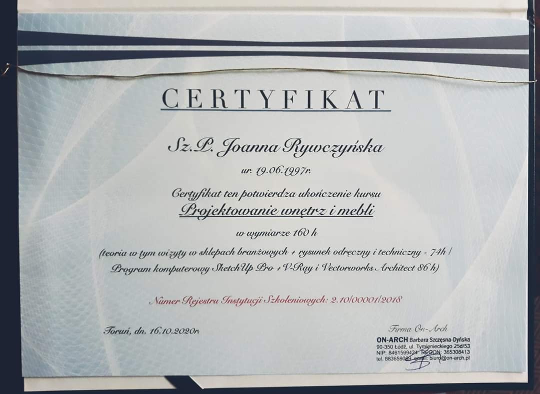 Certyfikat ukończenia kursu projektowania wnętrz i mebli dla Joanny Rywczyńskiej, wydany 16.10.2020 w Toruniu, potwierdzający 160 godzin szkolenia z teorii, wizyt w sklepach branżowych, rysunku...