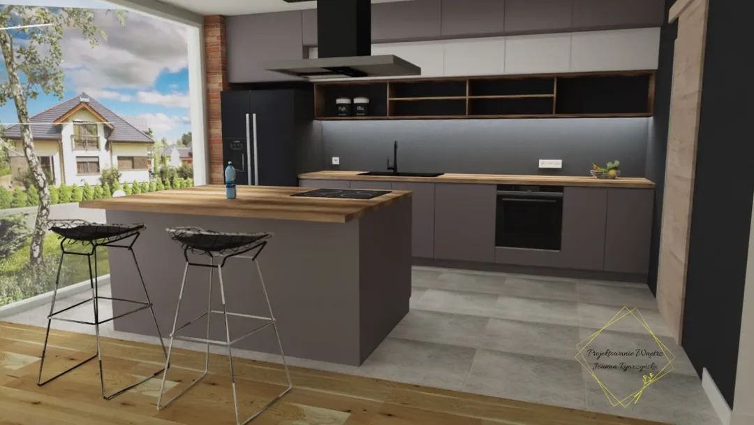 Wizualizacja nowoczesnej kuchni z wyspą, szare szafki z drewnianymi blatami, czarny okap i lodówka, dwa metalowe hokery przed wyspą, widok na dom przez okno.