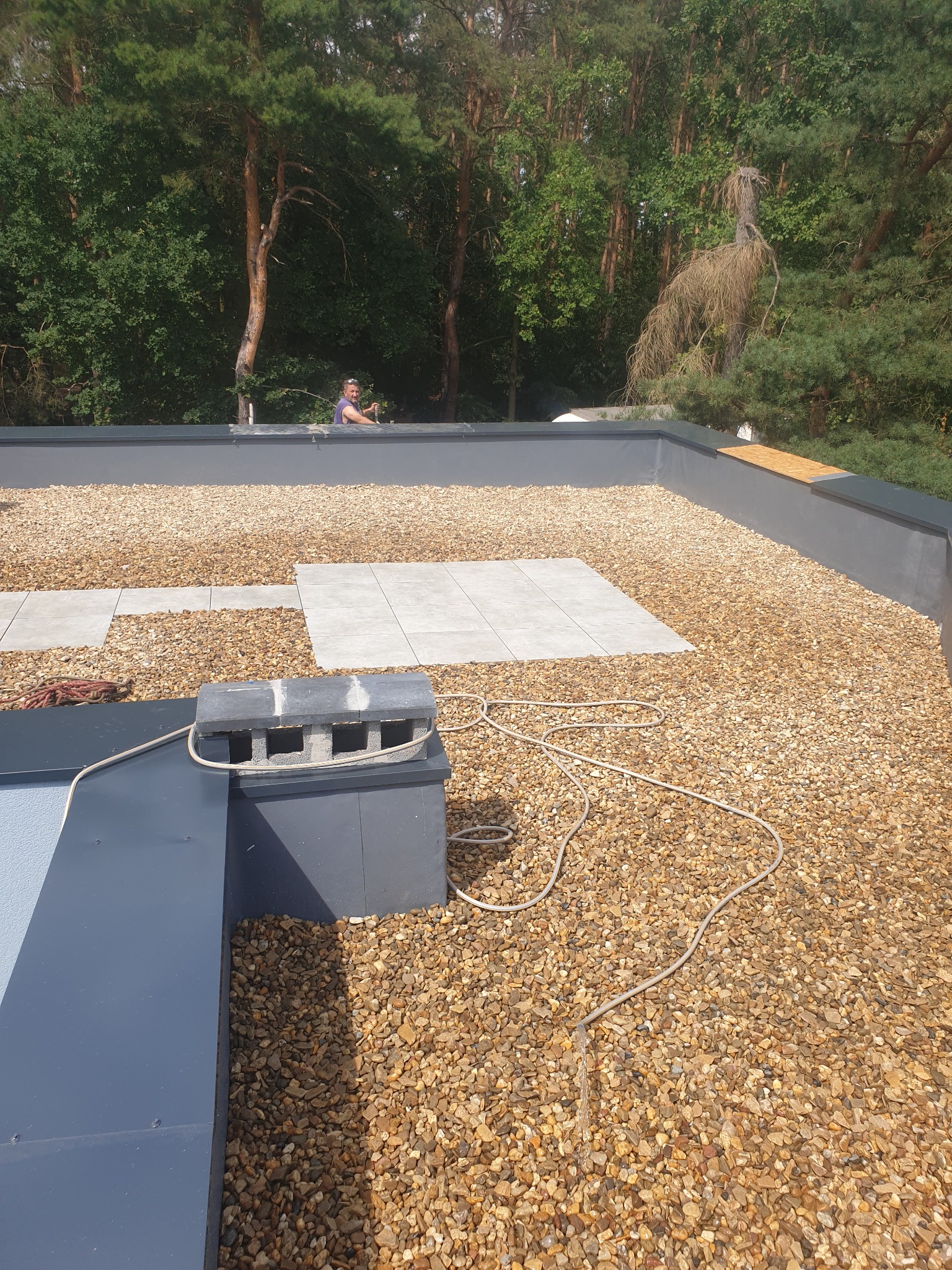 Taras izolowany membraną pcv oraz nałożenie balastu kamiennego oraz wykończony płytkami grosowymi