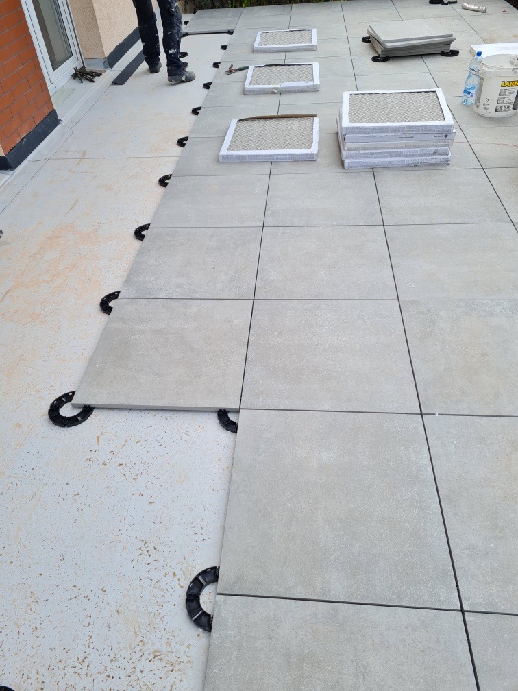 Taras izolowany membraną pcv oraz przykryty płytką Grysową