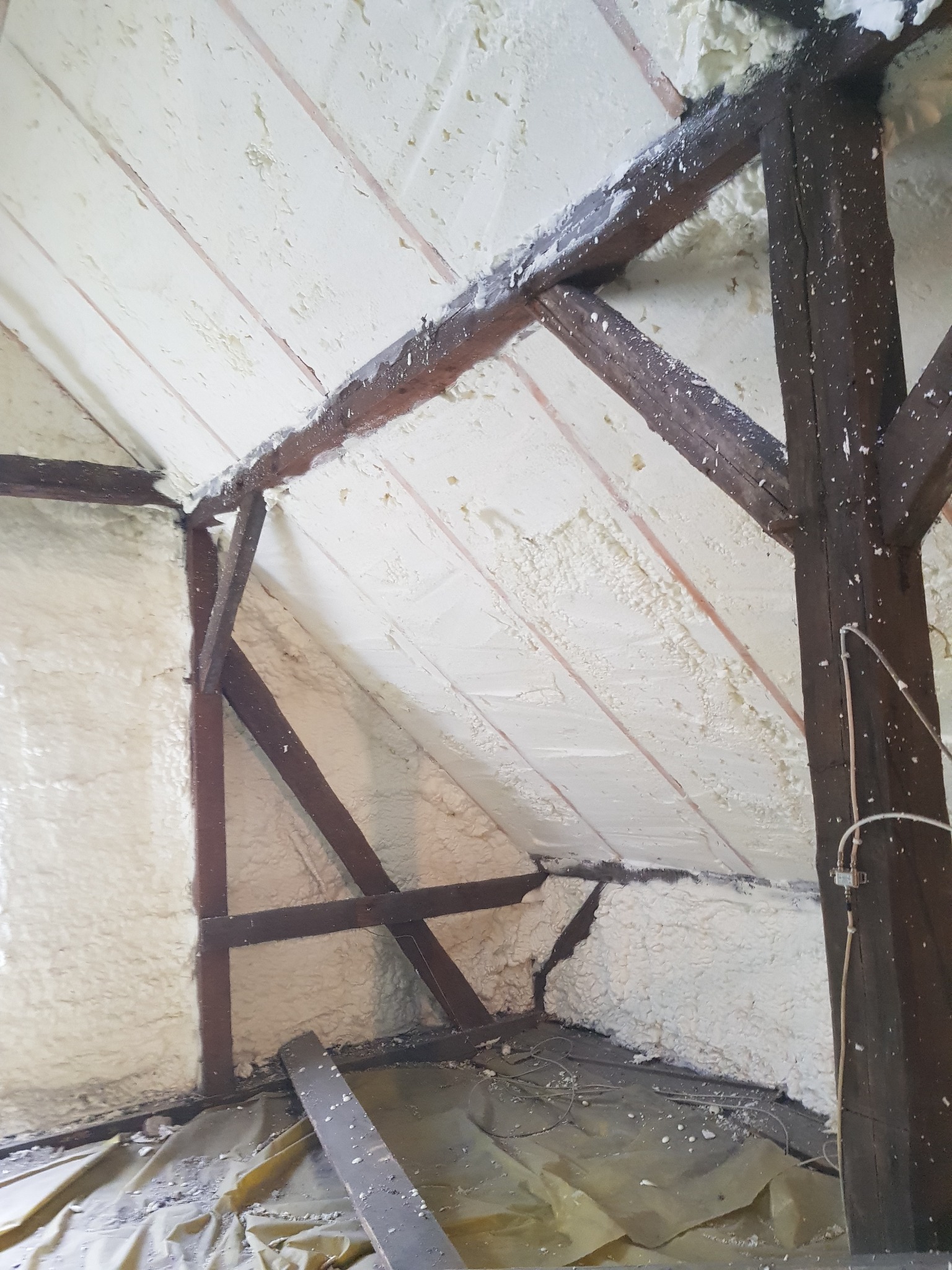 Izolacja pianą poliuretanową oraz przycięcie piany do wysokości stelaża