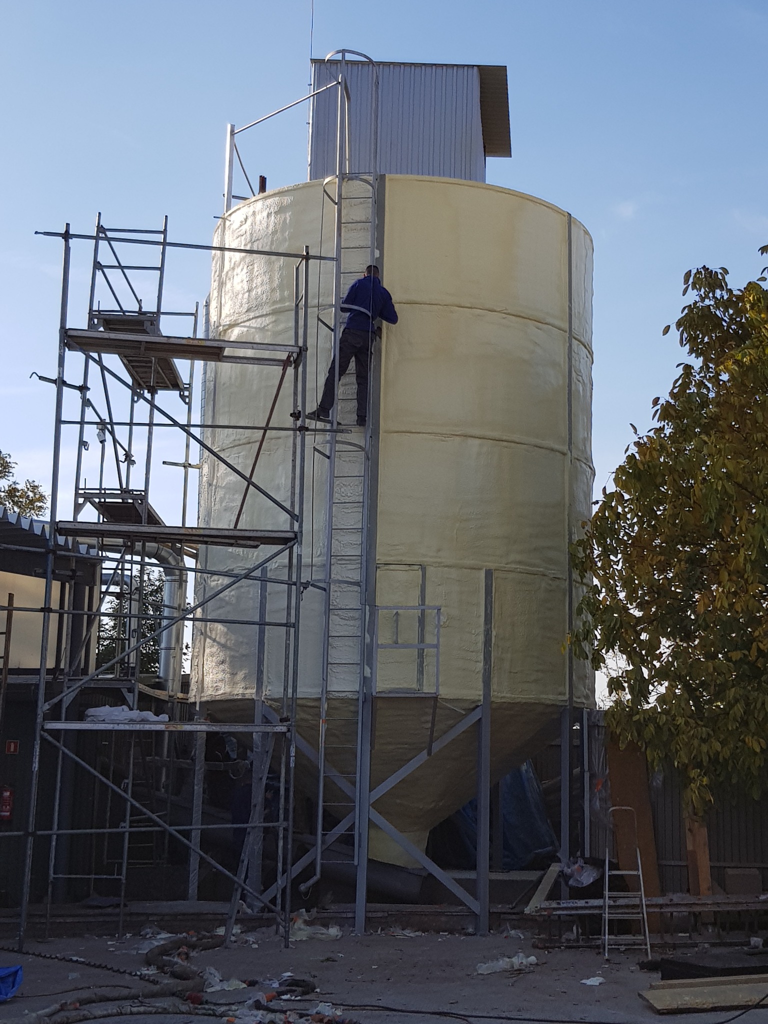 Izolacja zbiornika poianą poliuretanową zamknięto komorową