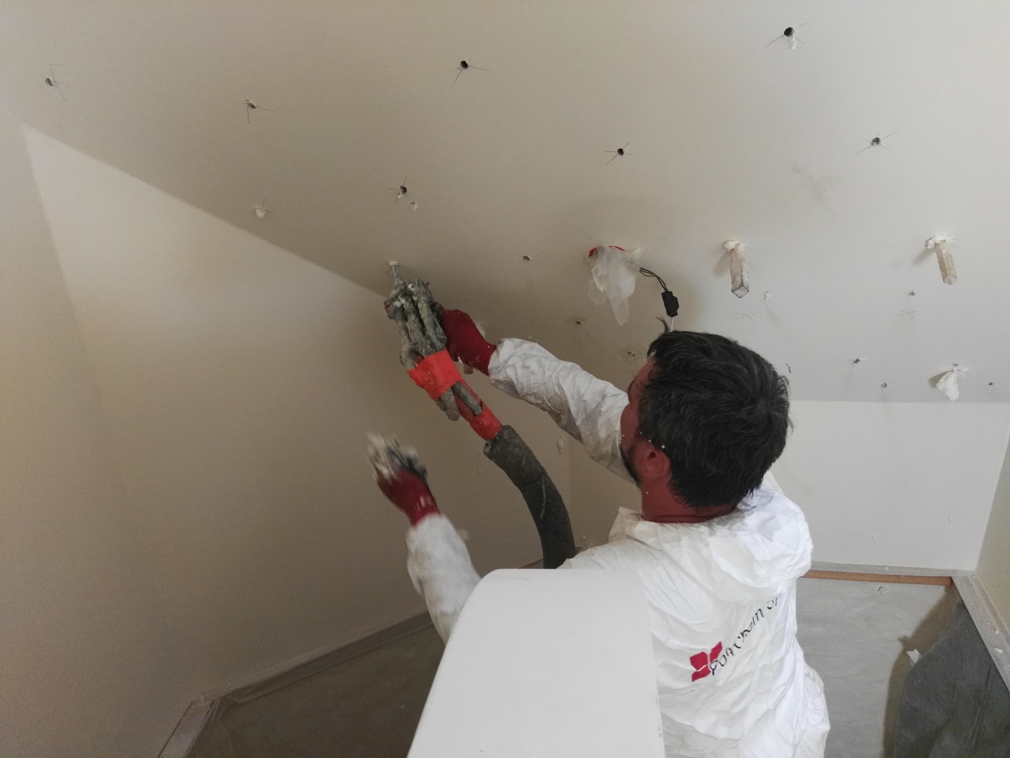 Uzupełnianie nieszczelności pianą poliuretanową metodą zalewową