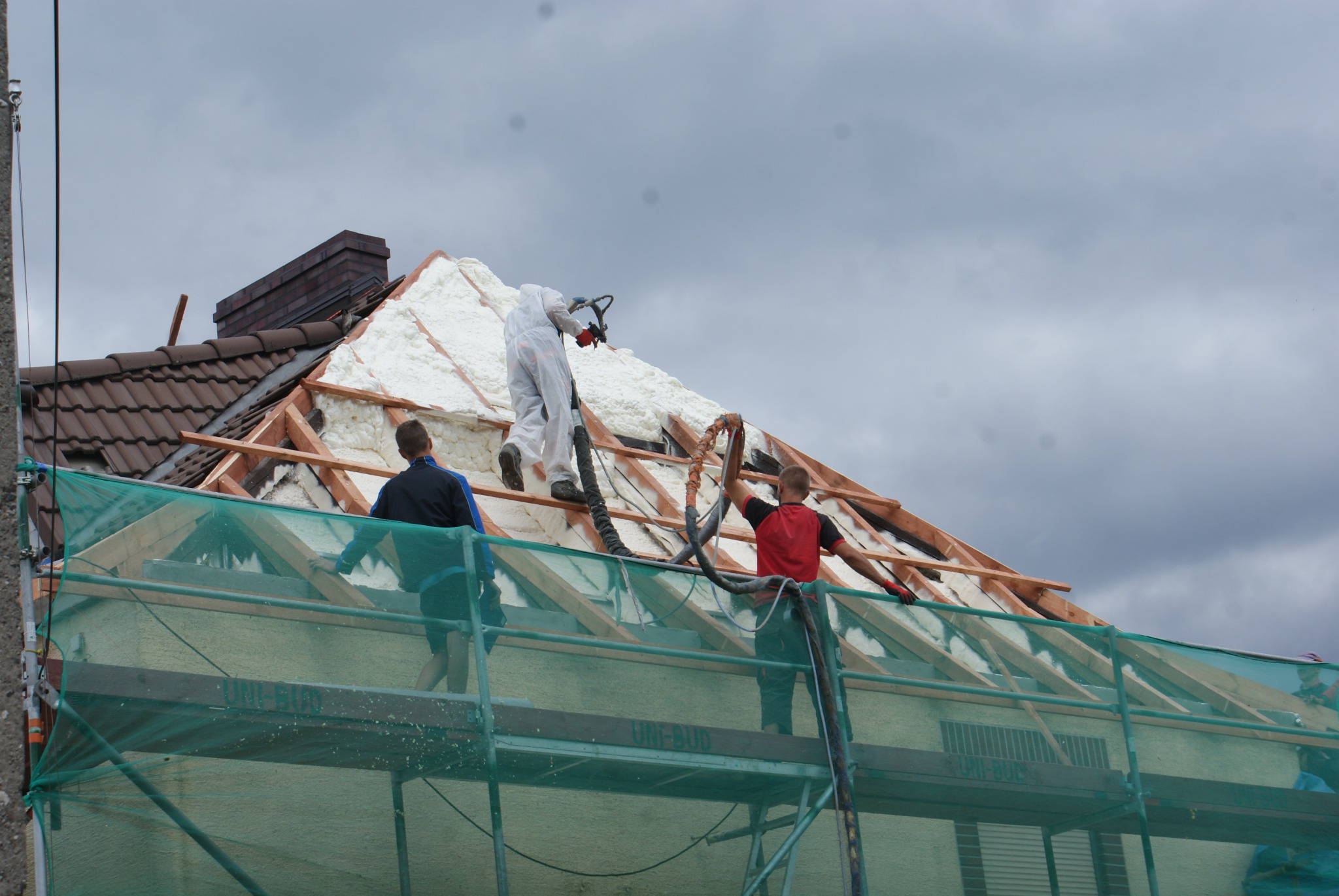 Uzupełnienie izolacji pianą poliuretanową od strony zewnętrznej