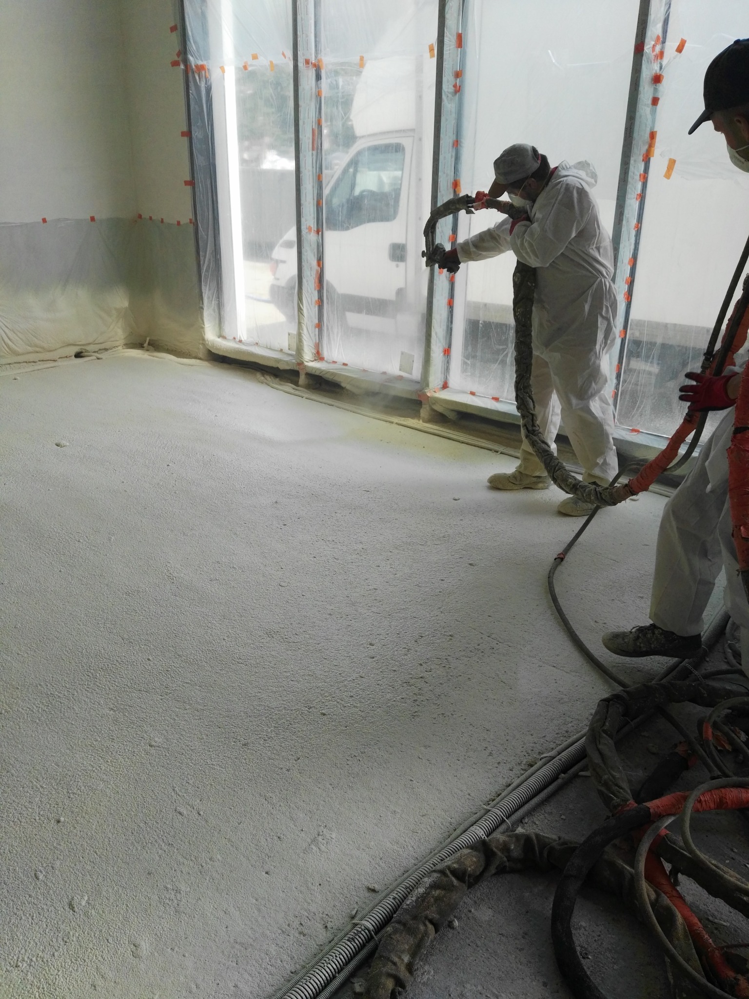 Izolacja posadzki pianą poliuretanową zamknięto komorową