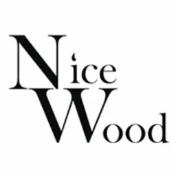Czarno-białe logo firmy 'Nice Wood' z charakterystyczną, dużą literą 'N' i słowem 'Wood' zapisanym większą czcionką niż 'ice'.