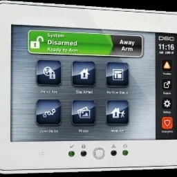 Panel sterowania alarmem z ekranem dotykowym, wyświetlający stan 'System Disarmed' i opcje 'Global Arm', 'Stay Armed', 'Partition Status', 'Zone Status', 'Photos', 'Away Arm'