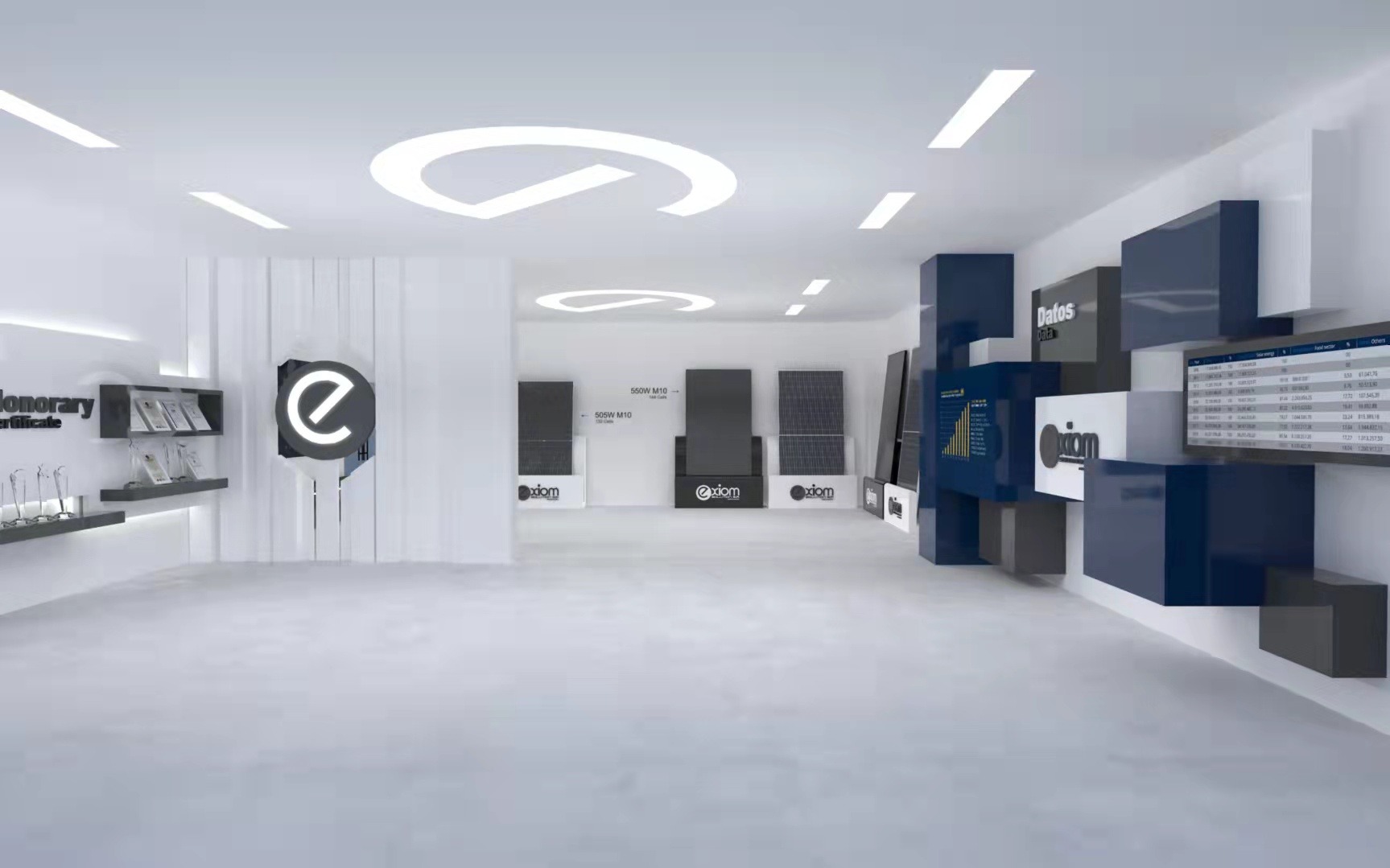 Jasne, minimalistyczne wnętrze salonu wystawowego z panelami słonecznymi Axiom, prezentacja danych na monitorze i certyfikaty na półce, oświetlenie LED w suficie.