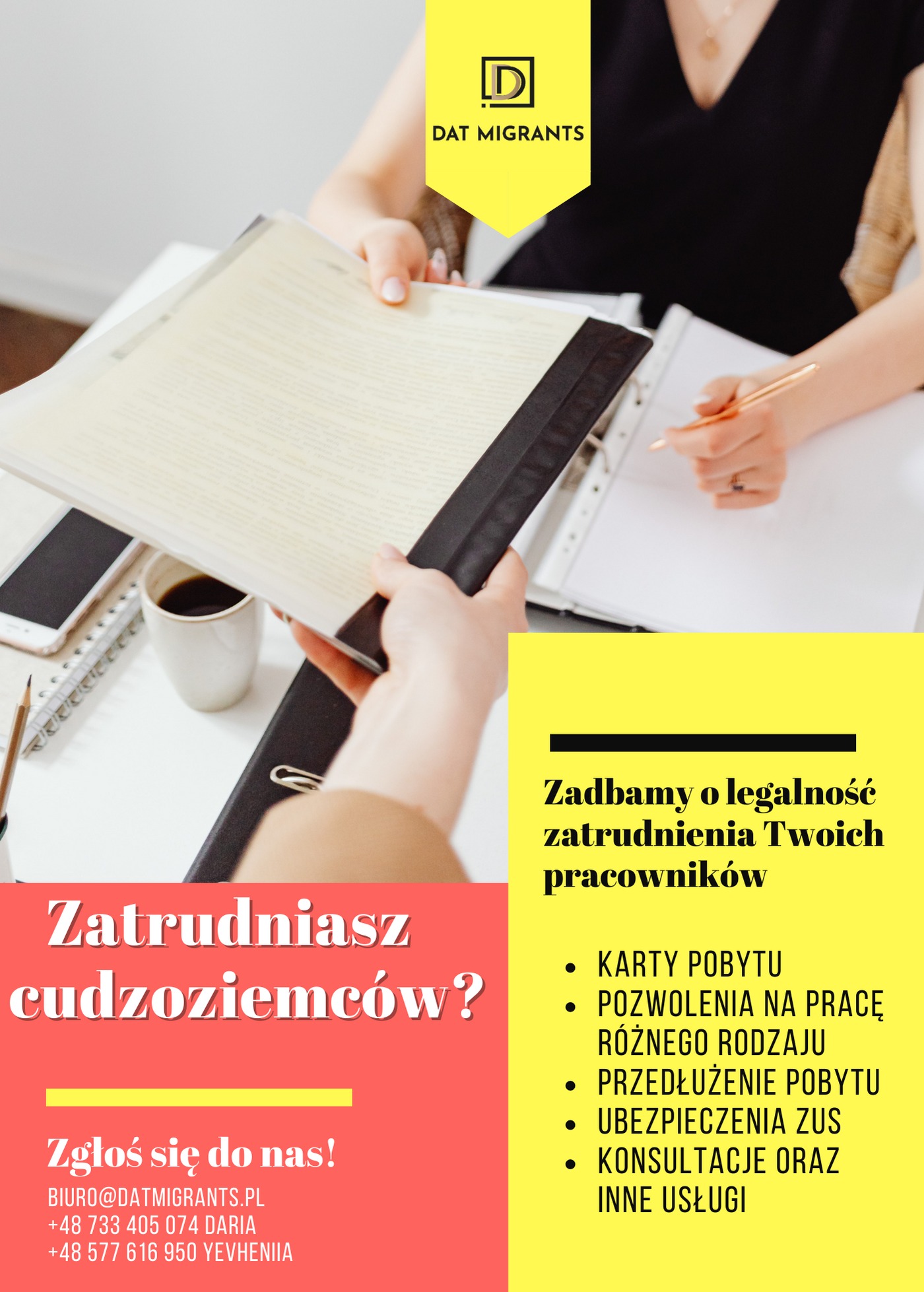 Osoba przekazuje dokumenty związane z legalizacją zatrudnienia cudzoziemców, widoczne logo firmy Dat Migrants, notatnik, telefon i filiżanka kawy na biurku.
