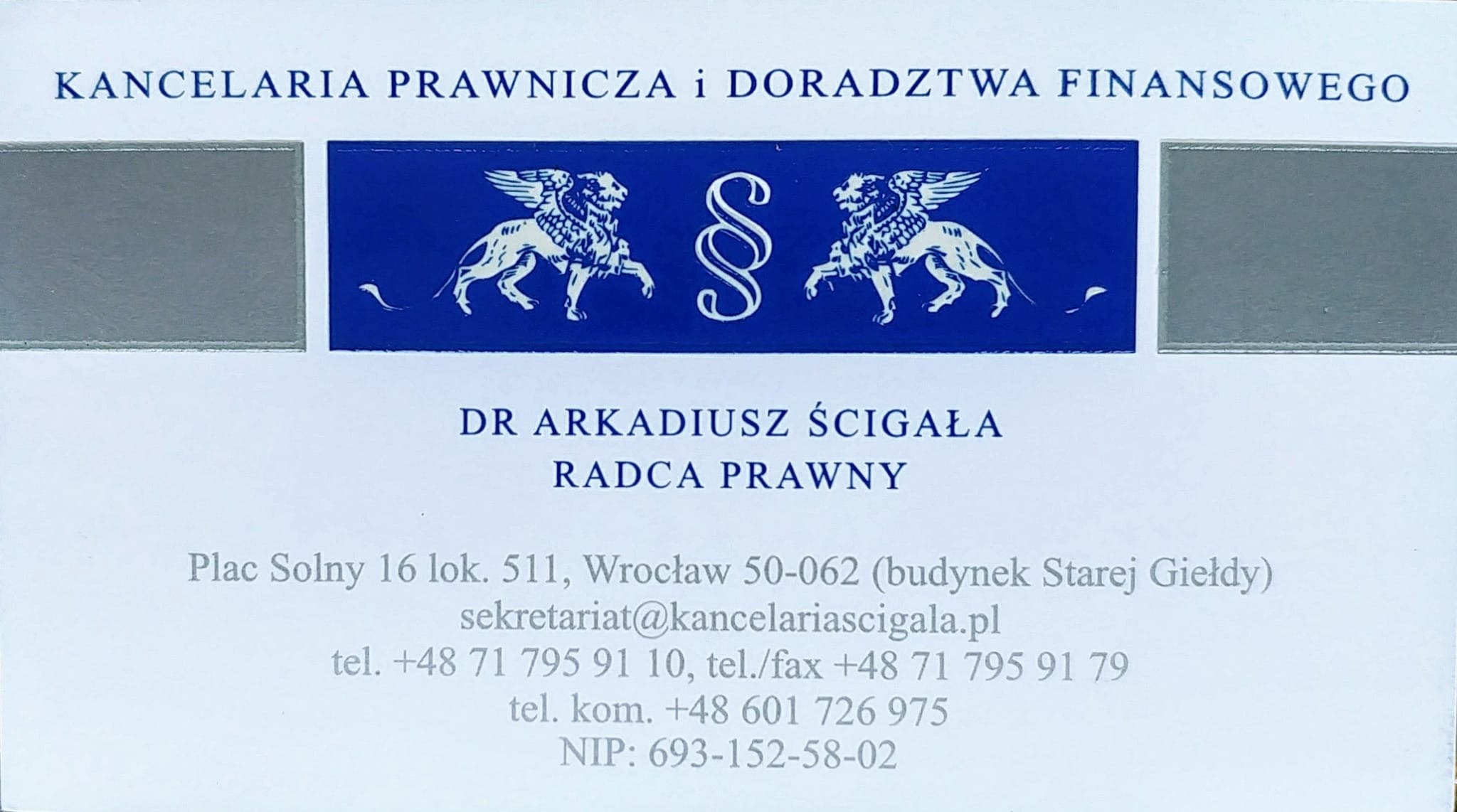 Wizytówka Kancelarii Prawniczej i Doradztwa Finansowego Dr Arkadiusza Ścigały, Radcy Prawnego, z adresem Plac Solny 16 we Wrocławiu, zawierająca logo z dwoma lwami ze skrzydłami i paragrafem.