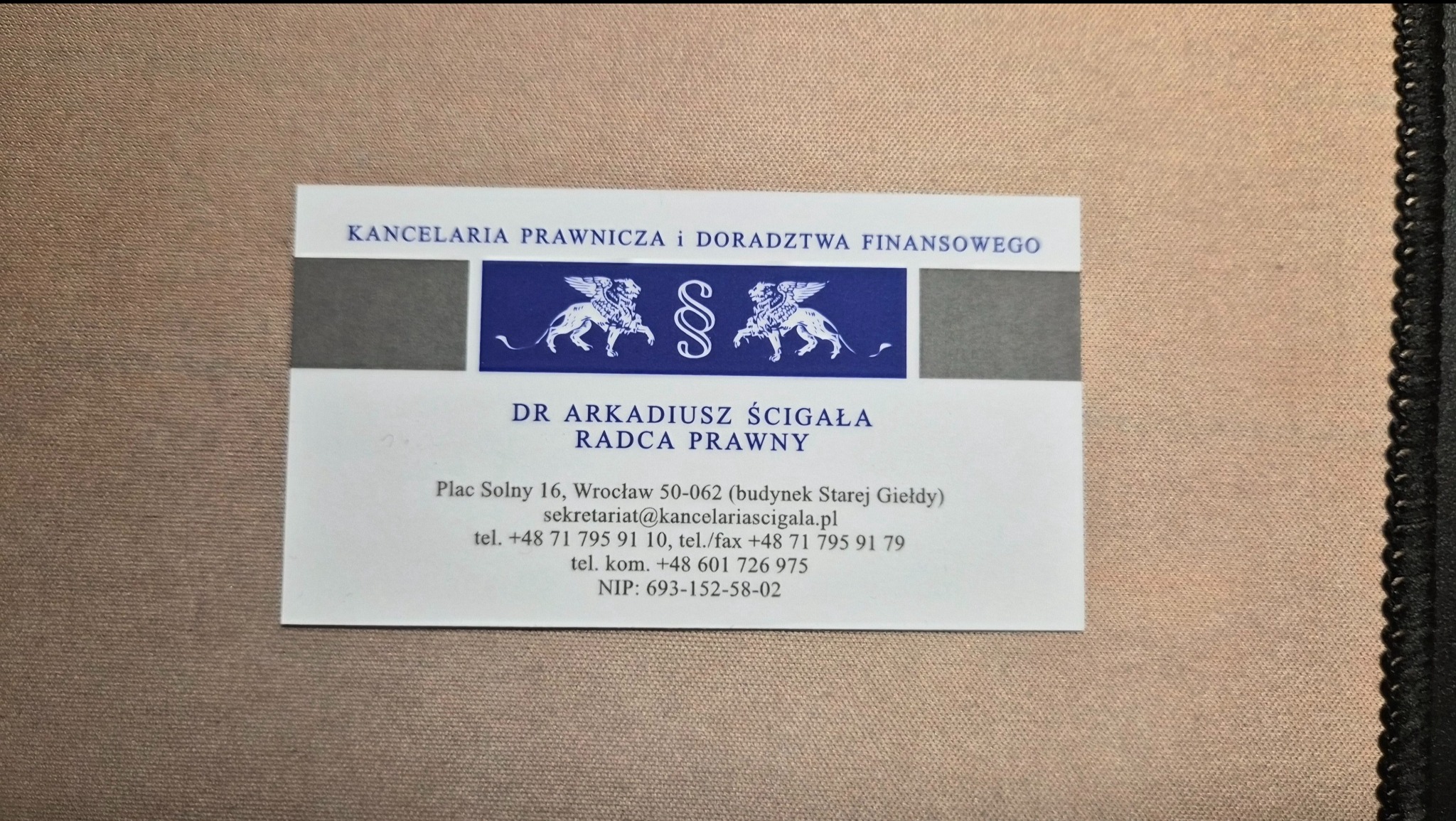 Wizytówka Kancelarii Prawniczej i Doradztwa Finansowego dr Arkadiusza Ścigały, Radcy Prawnego. Adres, telefon, e-mail i NIP na białym tle z logo.