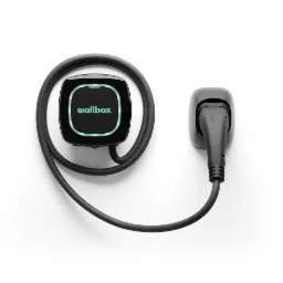 Czarna ładowarka do samochodu elektrycznego Wallbox z podświetlanym logo na białym tle, kabel zwinięty w pętlę.