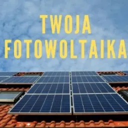 Panele słoneczne na czerwonym dachu z oknami dachowymi, błękitne niebo z chmurami w tle, żółty napis 'TWOJA ...' na górze