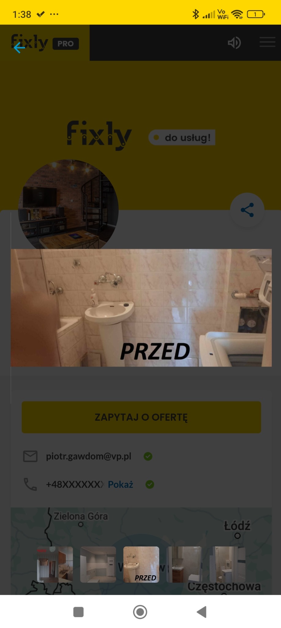 Zrzut ekranu aplikacji Fixly Pro prezentujący ofertę firmy z widocznym zdjęciem łazienki 'PRZED' remontem, z umywalką na postumencie i wanną w tle, z widocznym adresem email i numerem telefonu.