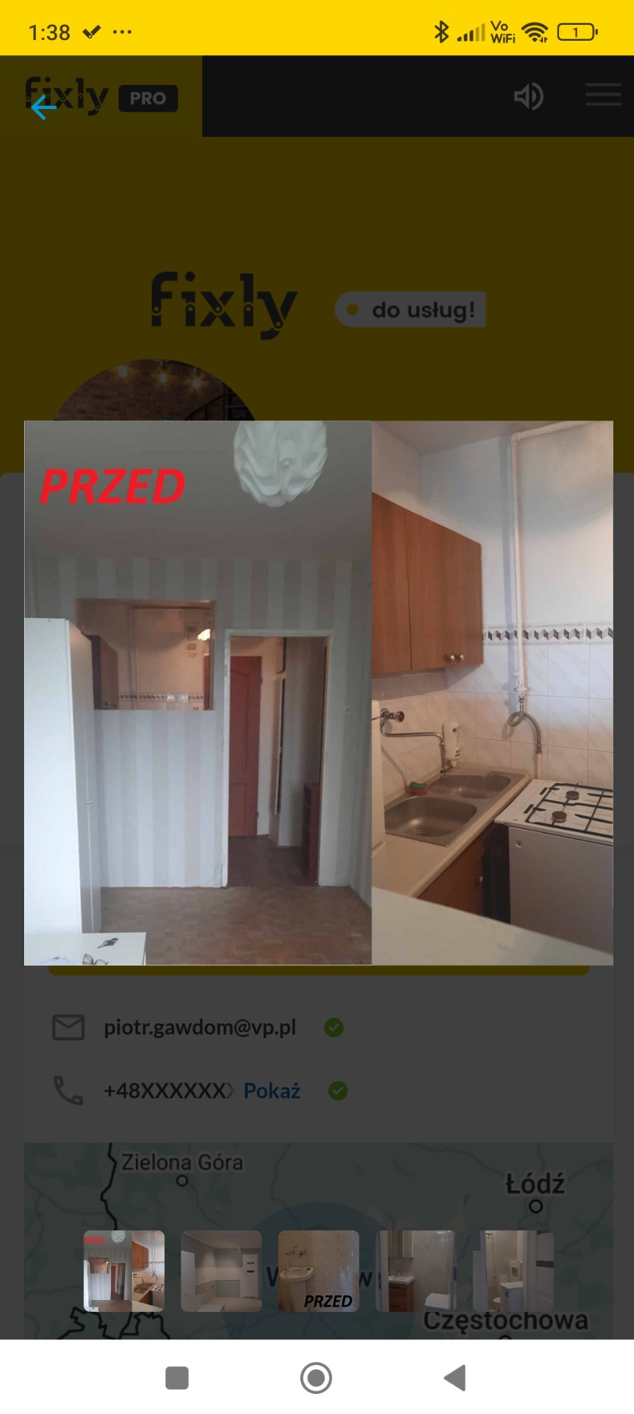 Zdjęcie 'przed' prezentujące stan kuchni i pokoju przed remontem, widoczne stare tapety w paski, brudne ściany i przestarzałe wyposażenie kuchenne, ujęcie zrobione z ekranu telefonu z widocznymi...