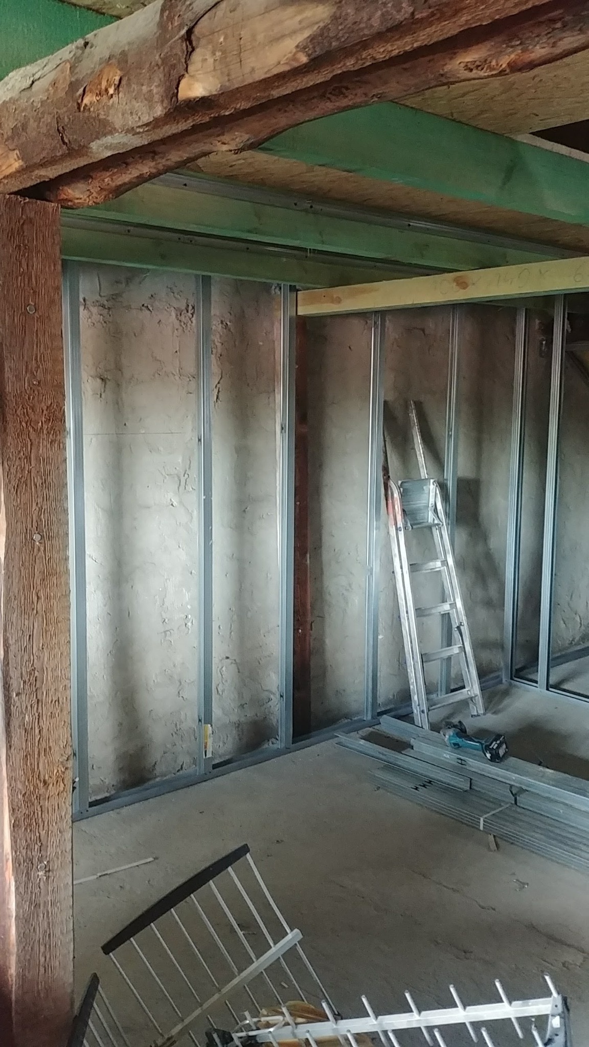 Stelaże do konstrukcji płyt gipsowych + wełna wygłuszającą dźwięki