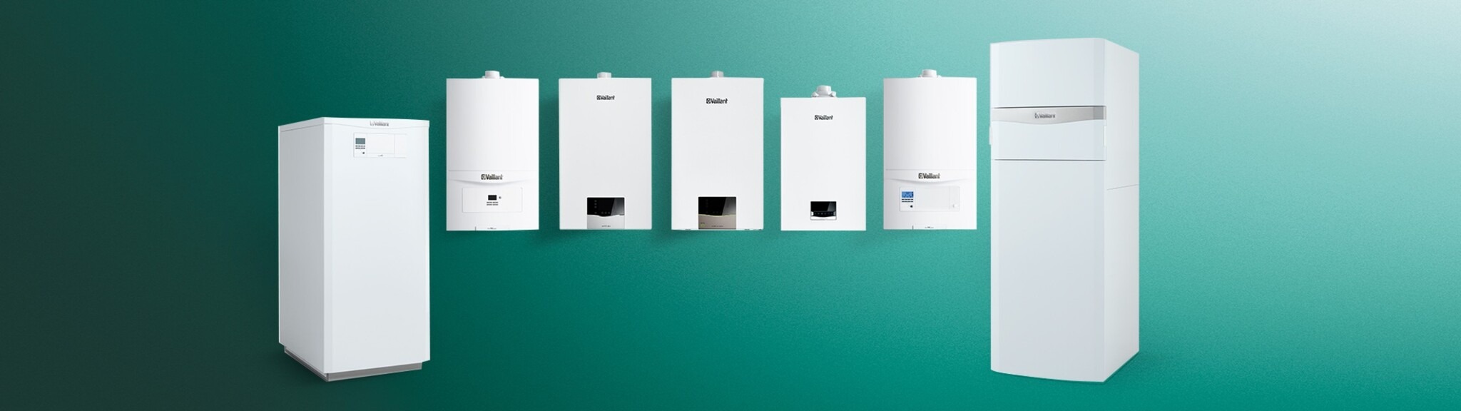 Ekspozycja różnych modeli białych, wiszących i stojących kotłów grzewczych marki Vaillant na tle turkusowej ściany.